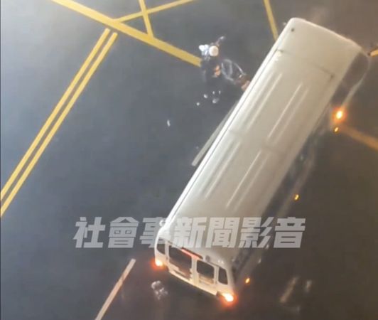 ▲▼海葵強風吹倒高雄機車騎士　公車秒停路上「幫擋風」。（圖／翻攝社會事新聞影音）