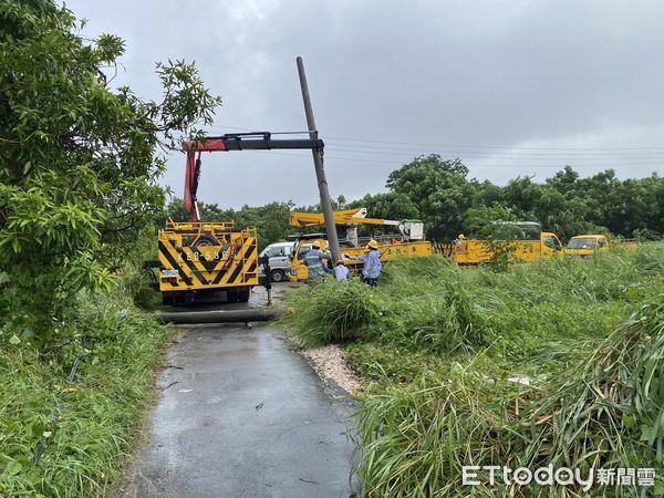 ▲中颱海葵來勢洶洶，曾經停電數計有13304戶，目前停電戶數有254戶，台電台南區處積極搶修中。（圖／記者林東良翻攝，下同）