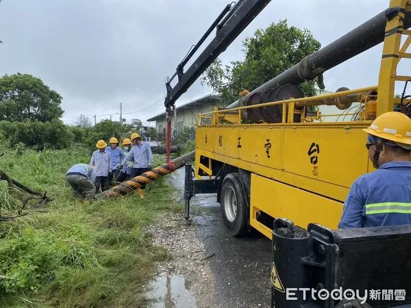 ▲中颱海葵來勢洶洶，曾經停電數計有13304戶，目前停電戶數有254戶，台電台南區處積極搶修中。（圖／記者林東良翻攝，下同）