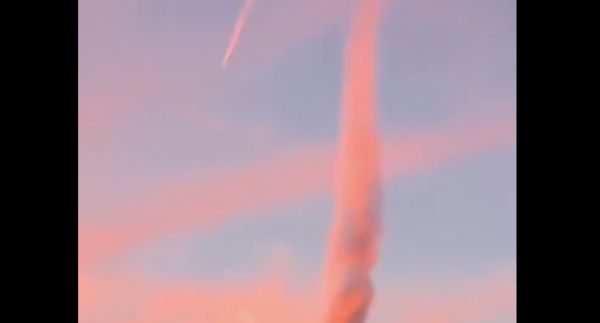 ▲上海民眾目擊一顆如火球狀的不明飛行物體高速下墜。（圖／翻攝微博）
