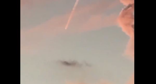 ▲上海民眾目擊一顆如火球狀的不明飛行物體高速下墜。（圖／翻攝微博）