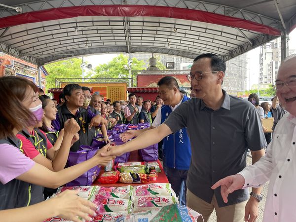 ▲朱立倫陪同蔡明堂先嗇宮上香祈福。（圖／國民黨提供）