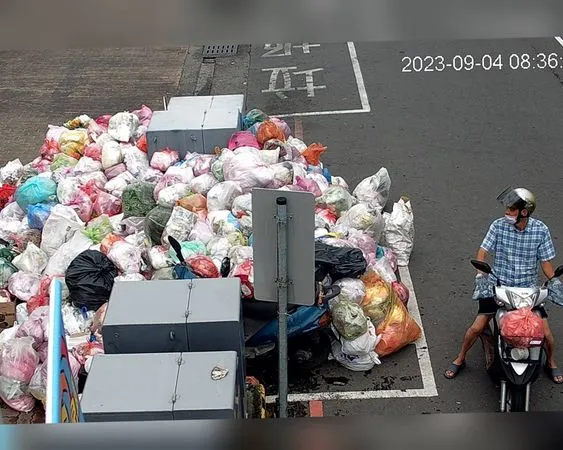 ▲颱風天停班停課，彰化市垃圾堆積如山。（圖／翻攝自彰化市清潔隊）