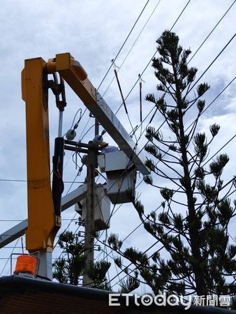 ▲台電雲林區處今日工程車及重機具於古坑山區搶修情形。（圖／記者蔡佩旻翻攝）