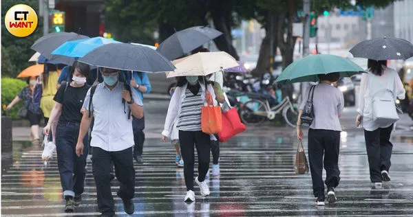 颱風走後切勿輕忽，知名結構技師戴雲發表示要當心埋藏在街上的八顆「不定時炸彈」。（示意圖／黃威彬攝）