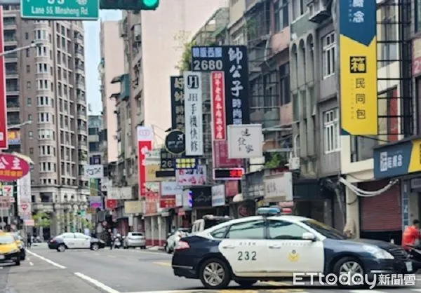 ▲警方在桃園市鬧區民生路封路。（圖／翻攝臉書桃園爆爆）