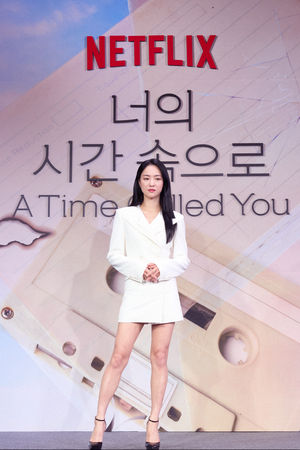 ▲8日上線的《走進你的時間》改編自台劇《想見你》，4日在首爾舉辦發布會。（圖／Netflix提供）