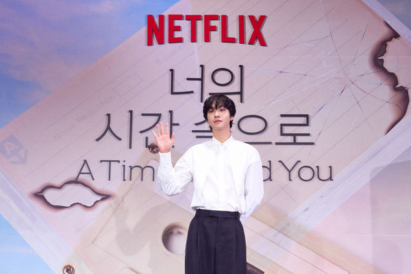 ▲8日上線的《走進你的時間》改編自台劇《想見你》，4日在首爾舉辦發布會。（圖／Netflix提供）