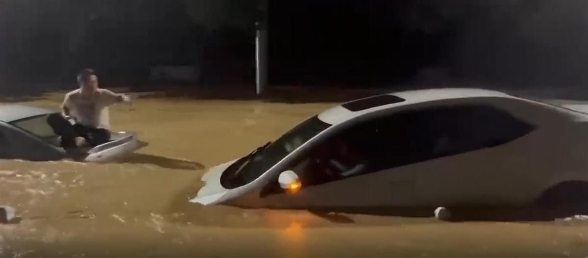 ▲▼「海葵」給福建福州帶來強降雨 永泰縣一消防車墜河5人失聯。（圖／翻攝自極目新聞）