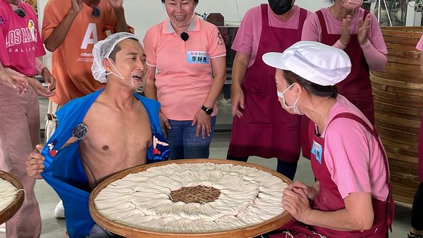 ▲浩子裸露上身企圖引誘地方媽媽。（圖／民視提供）