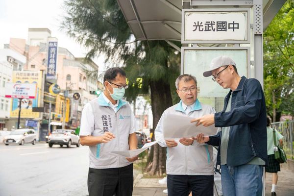 ▲交通處長倪茂榮、教育處長陳木金今(4)日上午7視察上學時段公車搭乘情形。（圖／新竹市政府提供）