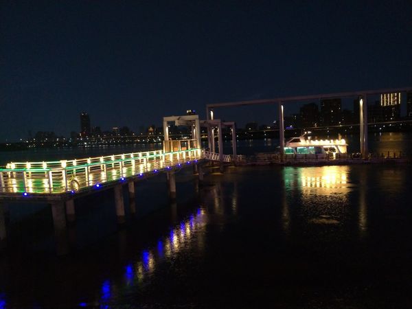 ▲觀傳局今（4日）表示，大稻埕藍色水路船舶燈飾將續留一年。（圖／觀傳局提供）