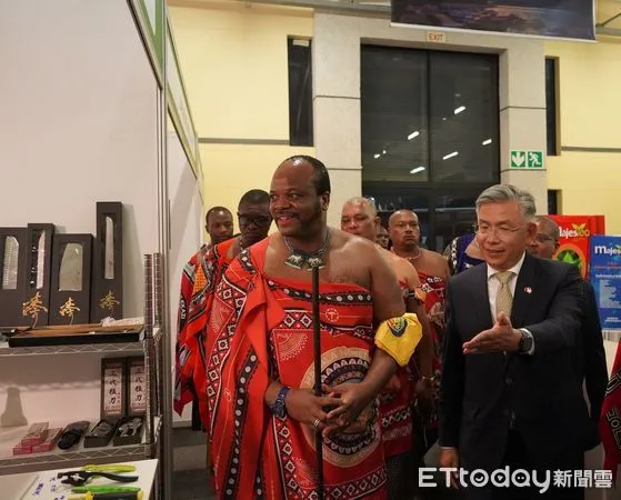 ▲史國國王恩史瓦帝三世Mswati III(左)與我國駐史國大使梁洪昇(右)參觀台灣館參展企業攤位。（圖／貿協提供）