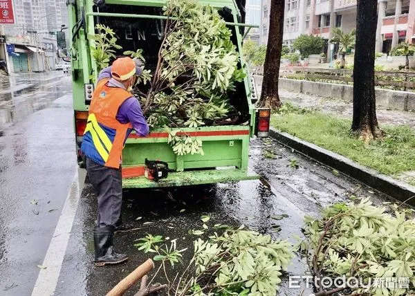 ▲海葵颱風暴風圈逐漸遠離，台南市政府4日在各局處通力合作下，以最快的速度迅速恢復市容環境與交通的通行。（圖／記者林東良翻攝，下同）