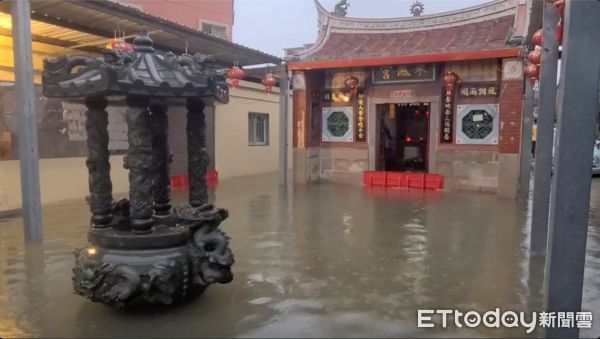 ▲海葵雨彈狂炸金門，連廟宇的天公爐也差點滅頂             。（圖／記者林名揚翻攝）