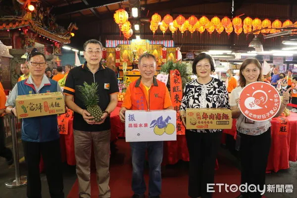 ▲▼ 三重果菜市場福德宮普渡　價值10萬元供品贈弱勢共餐享用            。（圖／社會局提供）