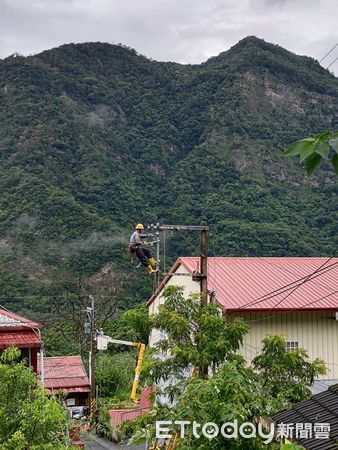 ▲海葵颱風造成南投縣破萬戶停電，台電南投區處持續動員人力搶修、完成全部復電。（圖／台電南投區處提供）