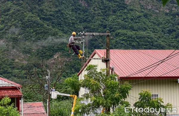 ▲台電南投區處人員在仁愛鄉新生村眉原部落冒險攀高、搶修電力。（圖／台電南投區處提供，下同）