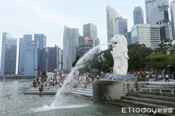 ▲濱海灣花園超級樹燈光秀,星耀樟宜40公尺室內瀑布「雨漩渦」,樟宜國際機場,新加坡景點,新加坡街景,魚尾獅公園,新加坡牛車水熟食中心,聖淘沙,金沙酒店。（圖／記者彭懷玉攝）