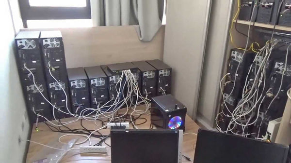  檢警調合作蒐證跟監2年多，去年搜索詐團機房搜出帳目紀錄，陸續逮捕李董和成員共47人。（圖／翻攝畫面）