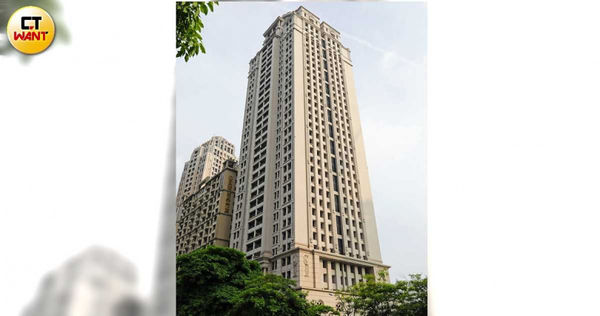 李董愛投資房產，詐團旗下一人頭公司購入2戶台中正7期、市政路上知名豪宅，將樓上樓下打通，占地百坪相當豪奢。（圖／方萬民攝）