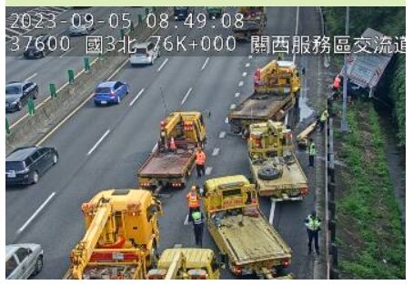 ▲▼       國三76k大貨車衝落邊坡      。（圖／翻攝高速公路1968）