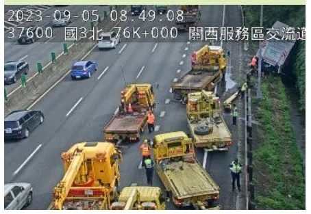 ▲▼       國三76k大貨車衝落邊坡      。（圖／翻攝高速公路1968）