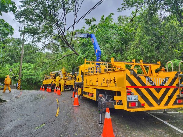 ▲▼海葵大鬧高雄「8萬戶大停電」，台電動員搶修30hrs...剩下最後8戶。（圖／台電提供）