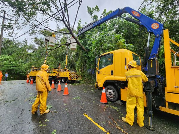 ▲▼海葵大鬧高雄「8萬戶大停電」，台電動員搶修30hrs...剩下最後8戶。（圖／台電提供）