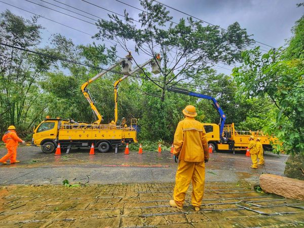 ▲▼海葵大鬧高雄「8萬戶大停電」，台電動員搶修30hrs...剩下最後8戶。（圖／台電提供）