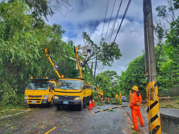 ▲▼海葵大鬧高雄「8萬戶大停電」，台電動員搶修30hrs...剩下最後8戶。（圖／台電提供）