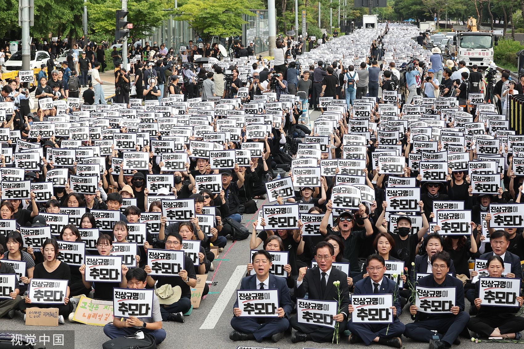 ▲▼南韓全國教師4日至國會大路前舉行集會，在「49祭」要求伸張教師權利，多地學校暫停授課。（圖／CFP）