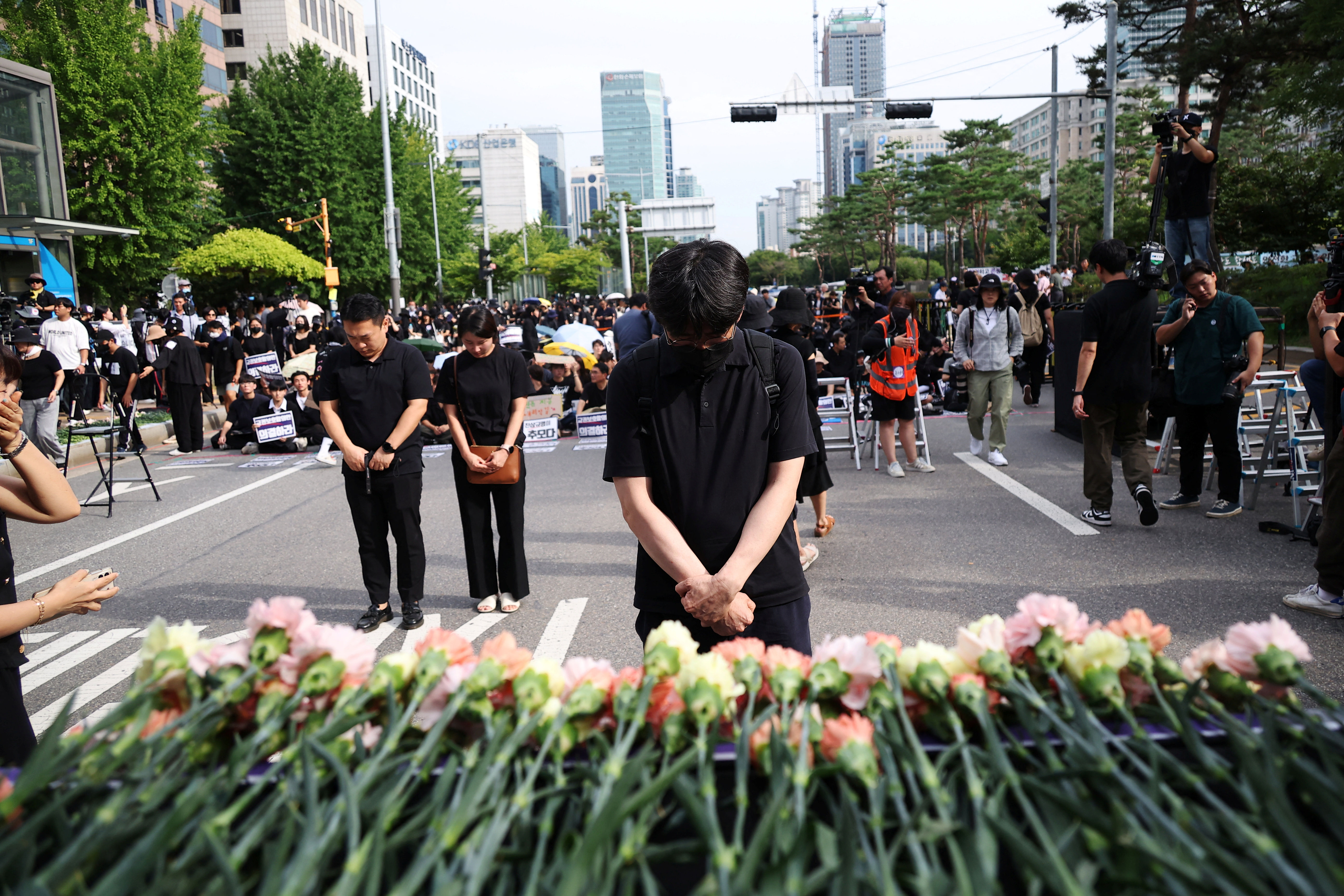 ▲▼南韓教師們為同事的死致上哀悼之意。（圖／路透）