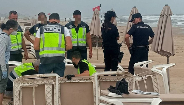 女遊客海邊散步意外挖出「腐爛人腿和屁股」　警封鎖度假海灘調查。（圖／翻攝自西班牙網站esdiario.com）