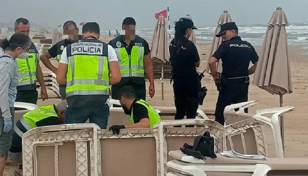 女遊客海邊散步意外挖出「腐爛人腿和屁股」　警封鎖度假海灘調查。（圖／翻攝自西班牙網站esdiario.com）