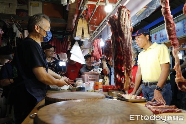 ▲▼永齡基金會創辦人郭台銘參訪東門市場與攤商們互動。（圖／記者湯興漢攝）