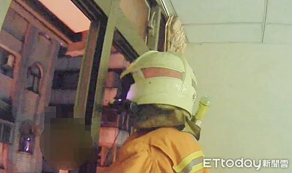 ▲桃園市林姓男子昨天晚間與家人爭吵後持刀跑到4樓，警消希望林男交出水果刀進入室內遭拒。（圖／記者沈繼昌翻攝）