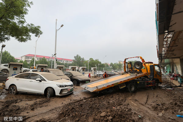 ▲北京門頭溝區受災泡水的車輛。（圖／CFP）