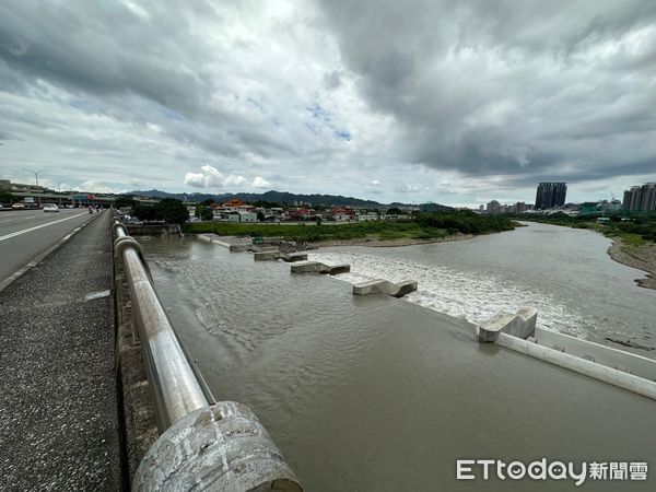 ▲▼      新北騎士車停碧潭橋上，疑似墜河失聯，警消搜救中       。（圖／記者戴上容翻攝）