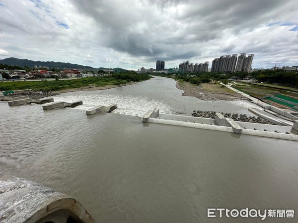 ▲▼      新北騎士車停碧潭橋上，疑似墜河失聯，警消搜救中       。（圖／記者戴上容翻攝）
