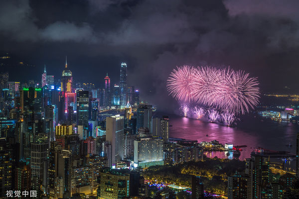▲香港維多利亞港在2017年舉行的大陸十一國慶煙火秀。（圖／CFP）
