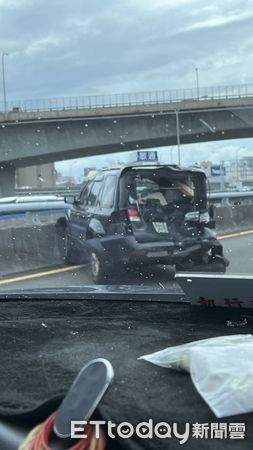 ▲▼        汐五高架三車碰撞，兩人受困搶救中     。（圖／民眾提供）