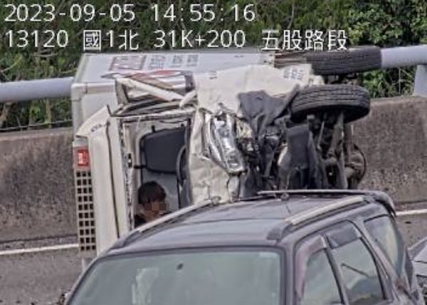  ▲▼ 汐五高架三車碰撞，兩人受困搶救中     。（圖／翻攝高速公路1968）