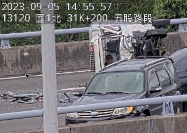  ▲▼ 汐五高架三車碰撞，兩人受困搶救中     。（圖／翻攝高速公路1968）