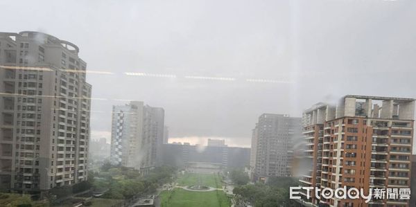 ▲國家警報響，雷雨狂炸台中市。（圖／記者游瓊華攝）