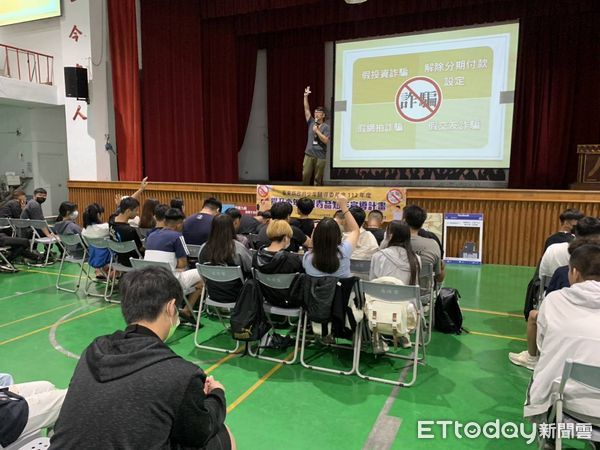 ▲東少警結合台東縣少輔會，前往國立台東專科學校附設高職部分享實例。（圖／記者楊漢聲翻攝）