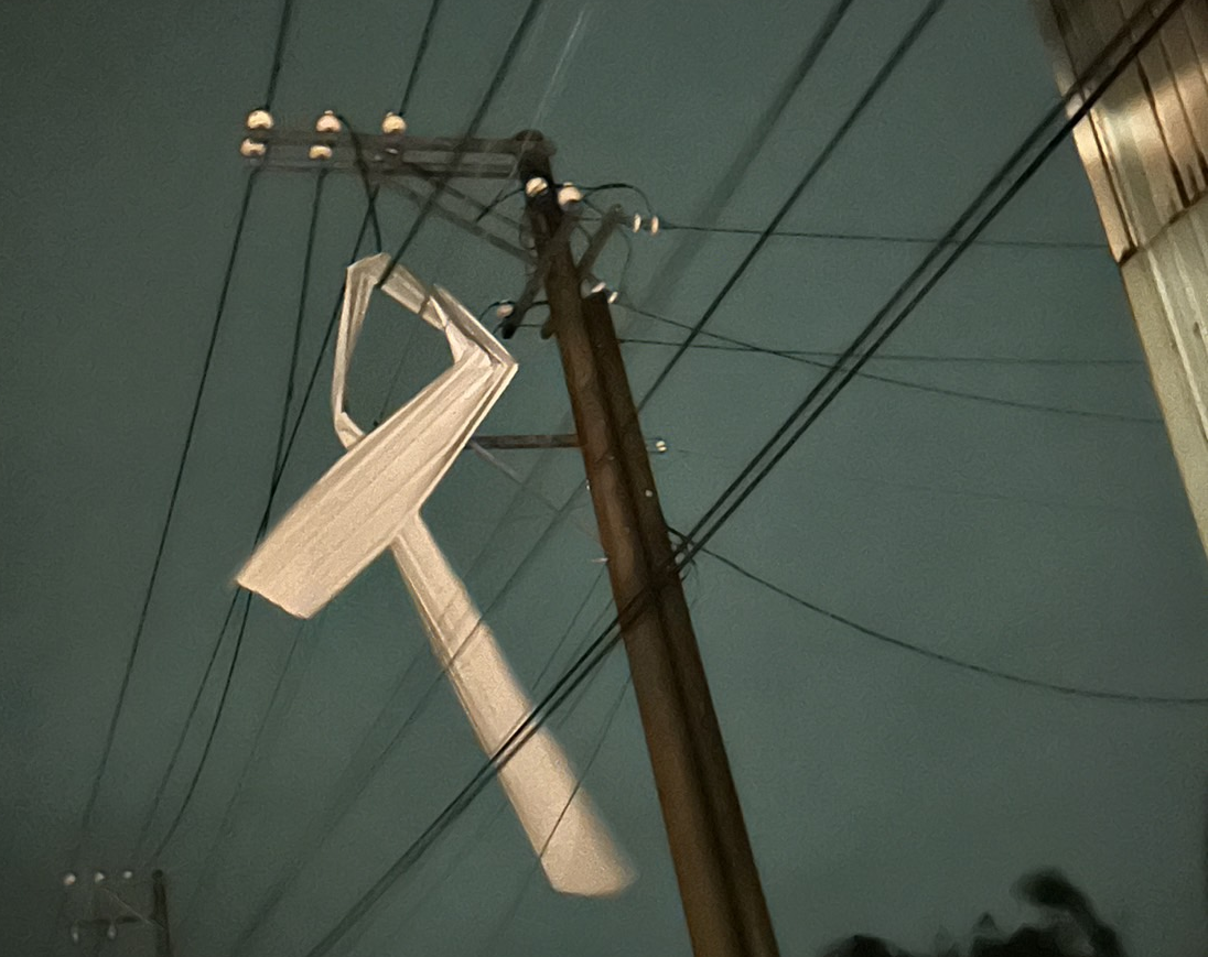 ▲▼高雄風災大停電！工廠鐵皮屋頂卡高壓導線，台電兄弟檔冒風雨搶修。（圖／台電提供）