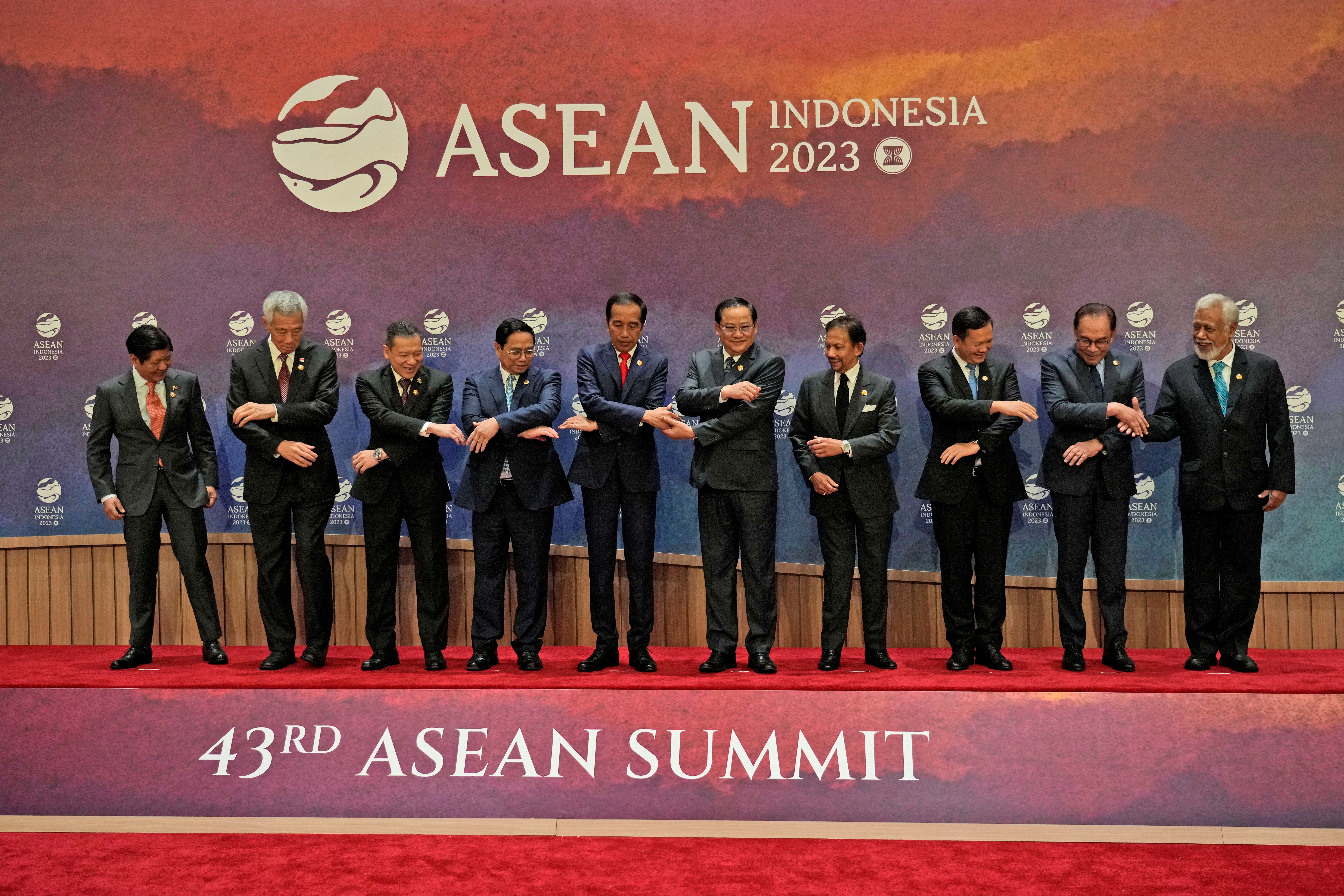 ▲東協峰會開場，各國領導人進行握手大合照。（圖／路透）