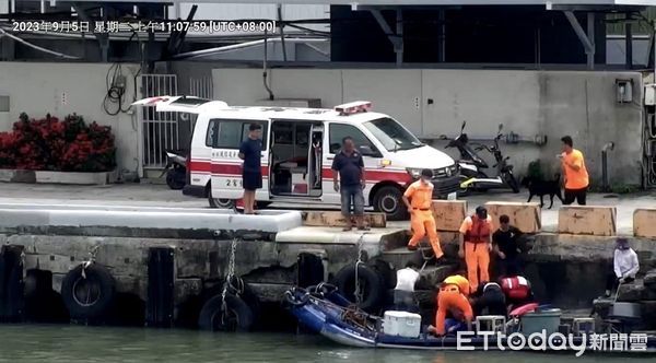 ▲枋寮安檢所安檢人員及熱心民眾救援墜海婦人             。（圖／記者陳崑福翻攝）