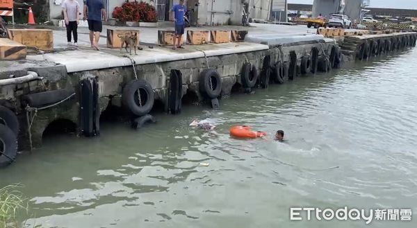 ▲枋寮安檢所安檢人員及熱心民眾救援墜海婦人             。（圖／記者陳崑福翻攝）